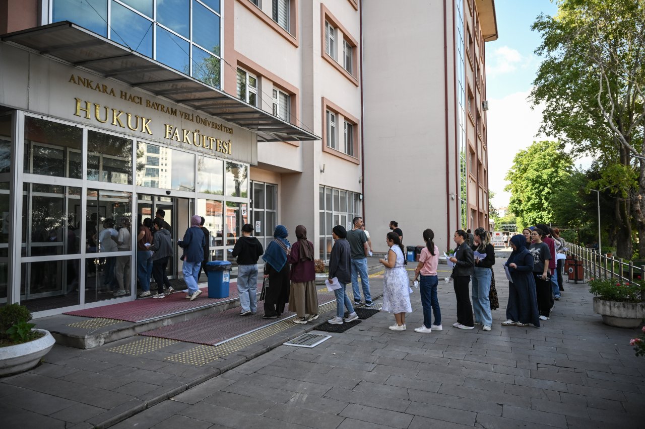400 bine yakın öğrenmen adayı başvurdu! Milli Eğitim Bakanlığı Akademi Giriş Sınavının ilk oturumu başladı