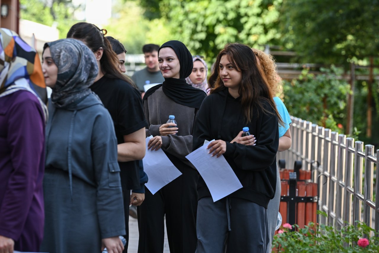 400 bine yakın öğrenmen adayı başvurdu! Milli Eğitim Bakanlığı Akademi Giriş Sınavının ilk oturumu başladı