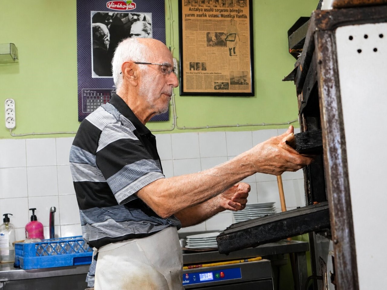 69 yıldır aynı tezgâhta yoğuruyor, dünyanın dört bir yanından talep yağıyor: Her lokmada dua ediyorlar