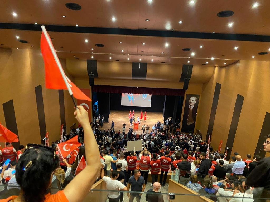 ‘Figüran’ iddiaları sonrası gündem oldu! Kim bu genç? Songül Karlı, Nihat Hatipoğlu’ndan sonra şimdi de CHP töreninde!