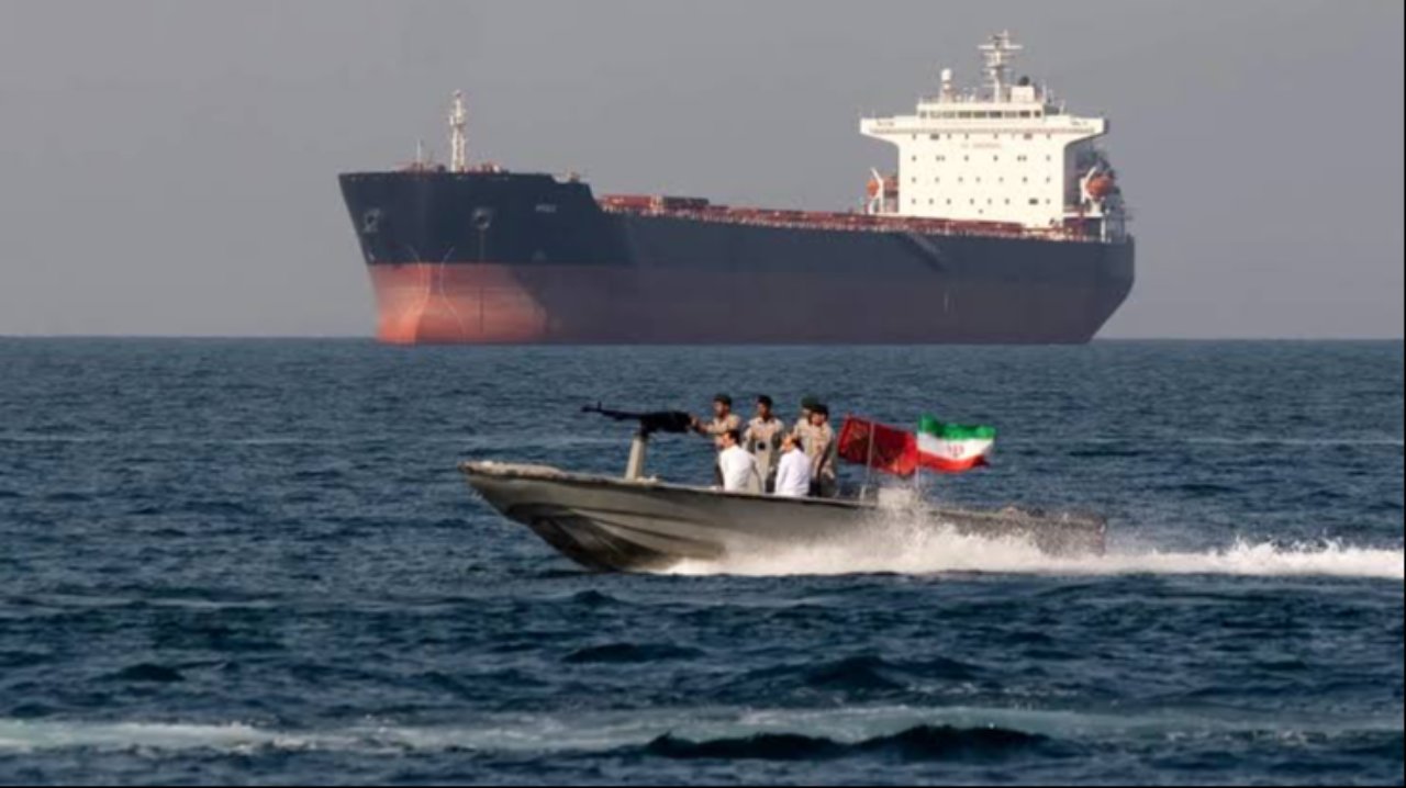 Hürmüz Boğazı'nda felaket! Rotadan sapan tanker mayına çarptı