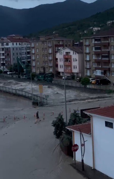 Kuvvetli yağış Karadenizi vurdu: Taşkınlar peş peşe geldi, sular ev ve araçları yuttu