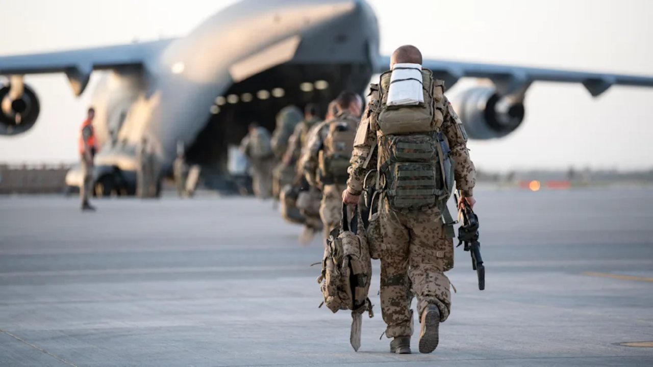 Seçkin Alman ordusunun foyası ortaya çıktı! Afganistan'da dükkanları silahla soymuşlar