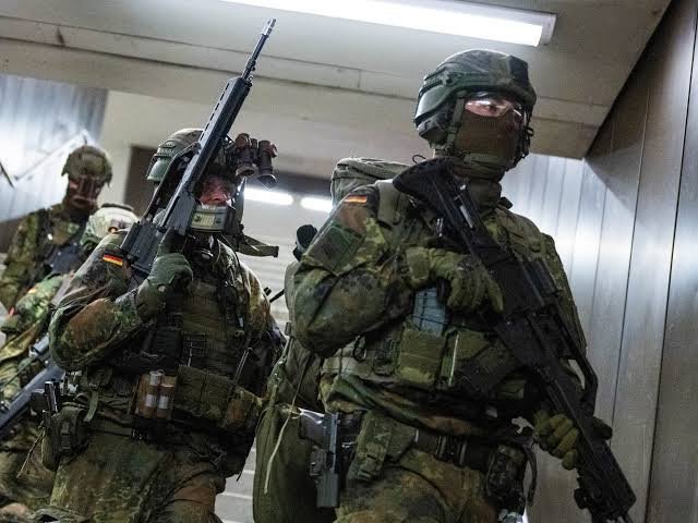 Seçkin Alman ordusunun foyası ortaya çıktı! Afganistanda dükkanları silahla soymuşlar