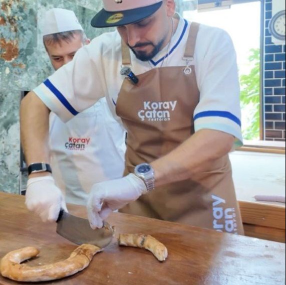 Ünlü şarkıcı Sefo tezgahın başına geçti! Kendi pidesini yaptı, şekli dikkat çekti