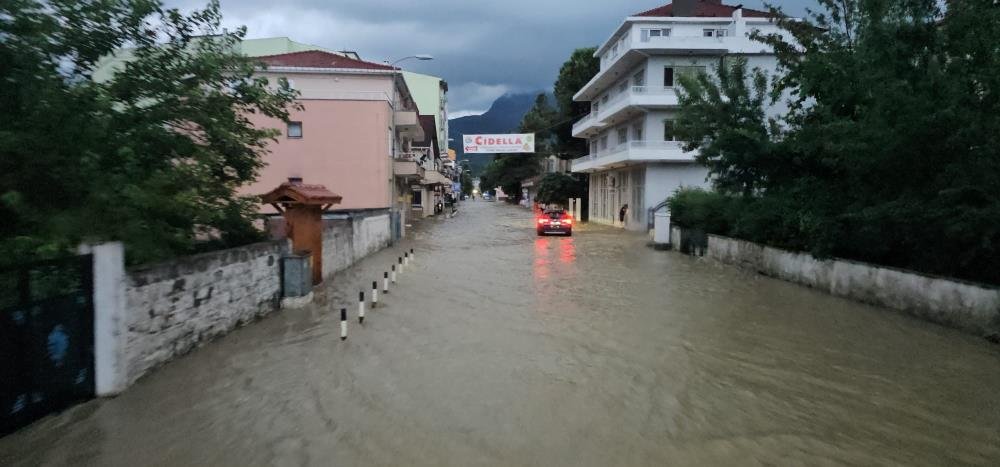 Yağışlar kenti perişan etti! Sel vurdu, evler ve araçlar su altında kaldı
