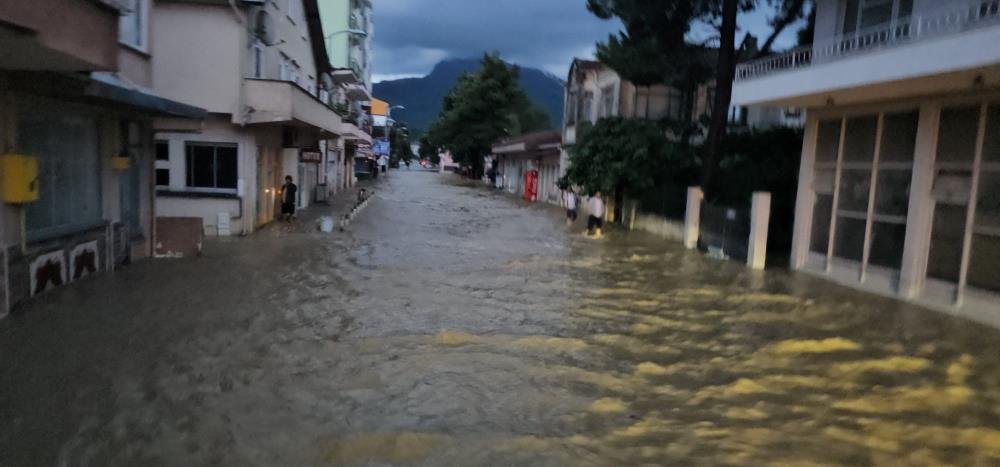 Yağışlar kenti perişan etti! Sel vurdu, evler ve araçlar su altında kaldı