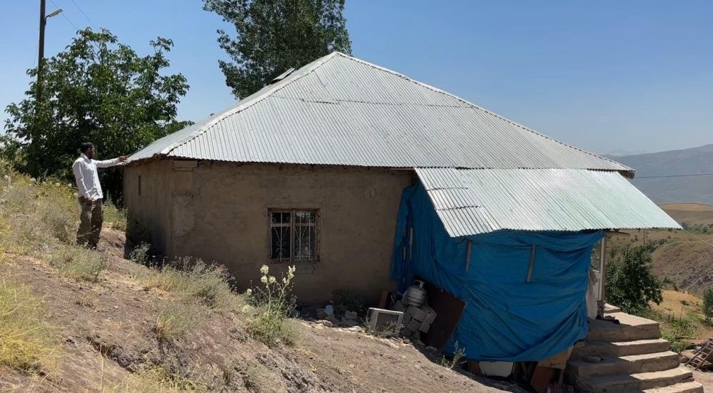 Yılanlar evi mesken tuttu! Aile kabusu yaşıyor: Uyku bile uyuyamıyorlar