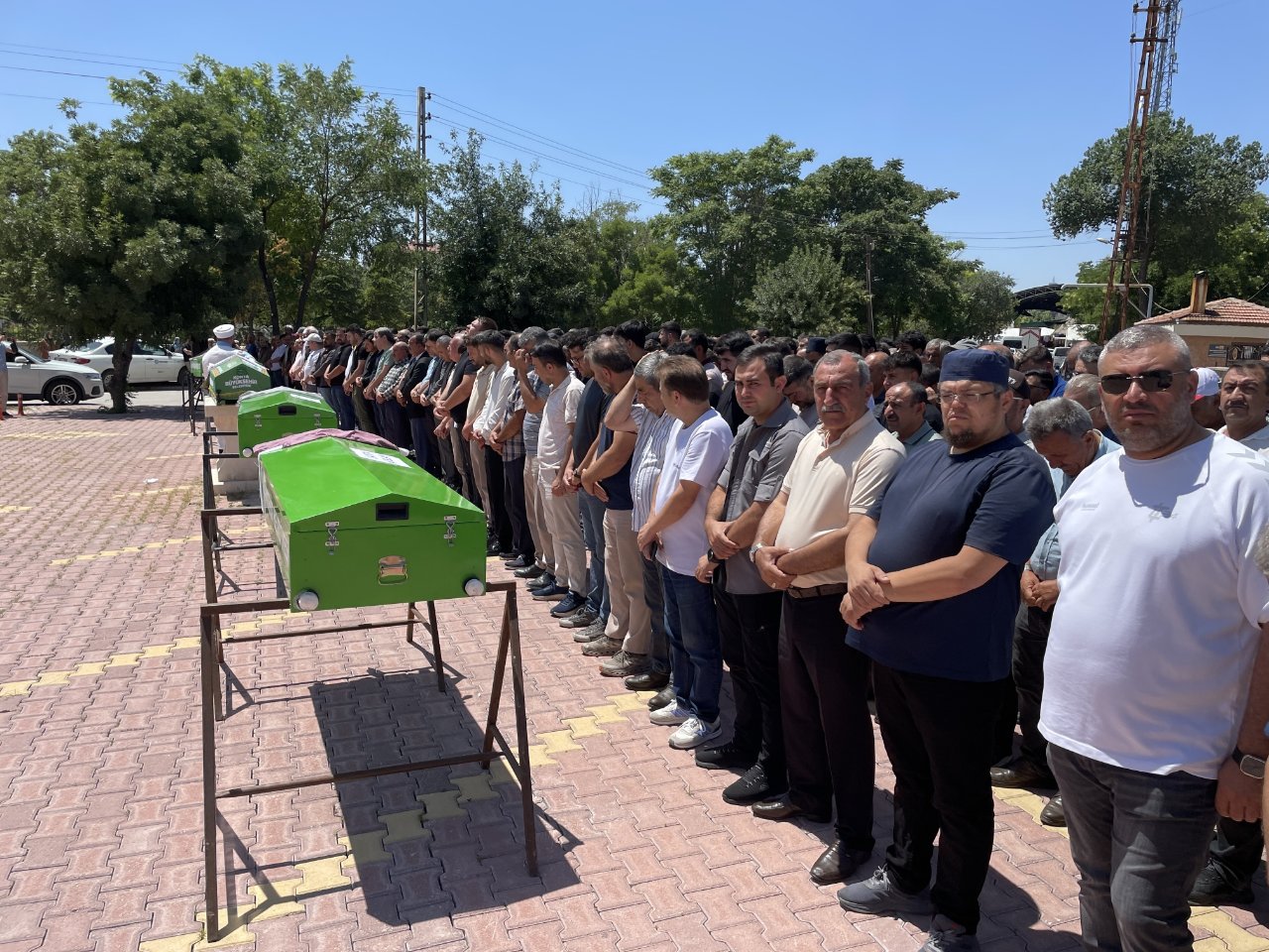 5 tabut yan yana! Yürek sızlatan görüntü, araçları uçuruma yuvarlanan aile defnedildi
