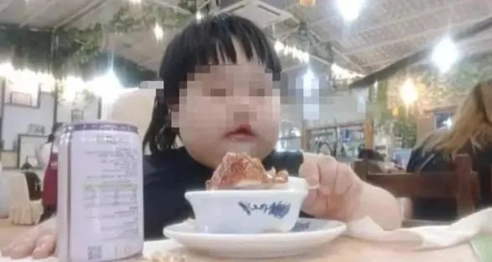Anne baba demeye bin şahit! İnternet akımı yüzünden 3 yaşında 33 kiloya ulaştı, sosyal medya karıştı