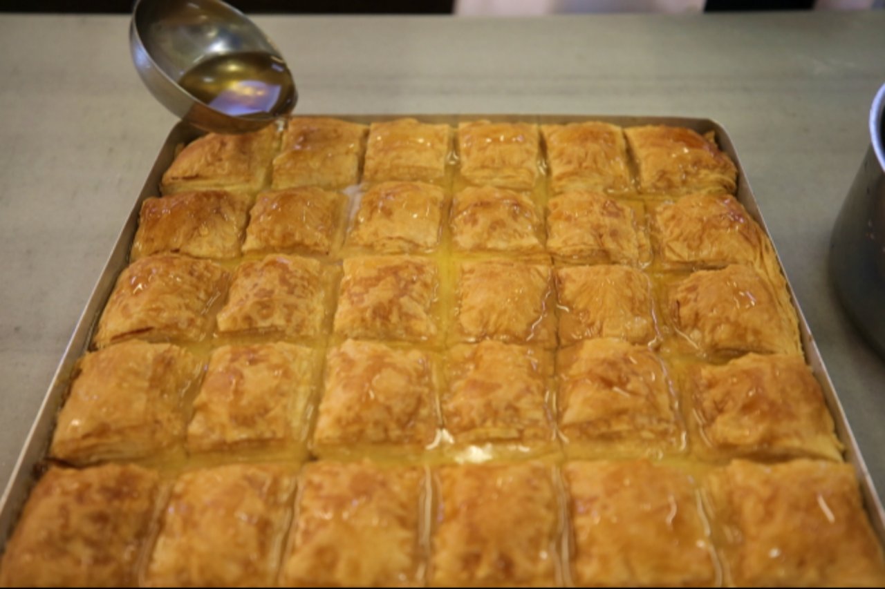Baklavadan sonra şimdi de buna çöktüler! Yunanistan Türk tatlısını çalmak için Hollywood yıldızını alet etti