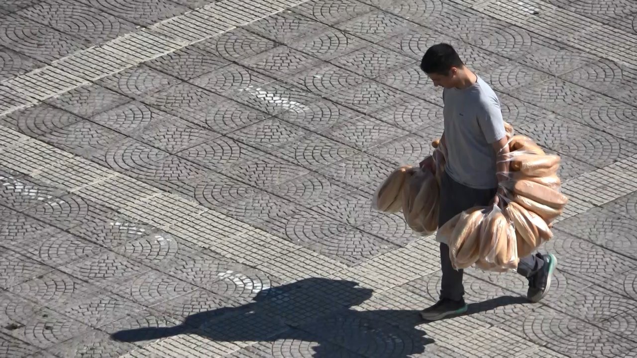 Böyle rekor görülmedi! Tek seferde iki kolunda 100 ekmek taşıyor, gören bir daha bakıyor
