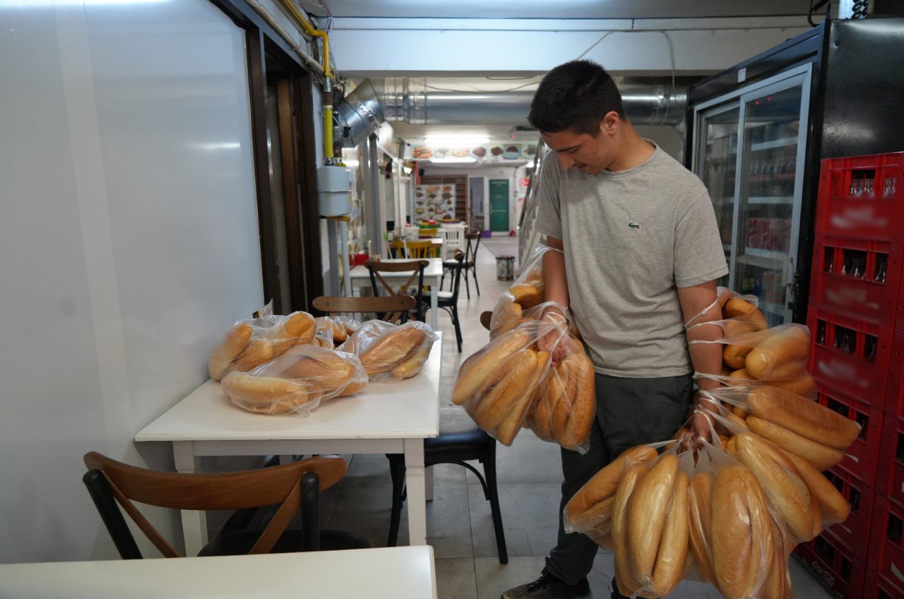 Böyle rekor görülmedi! Tek seferde iki kolunda 100 ekmek taşıyor, gören bir daha bakıyor
