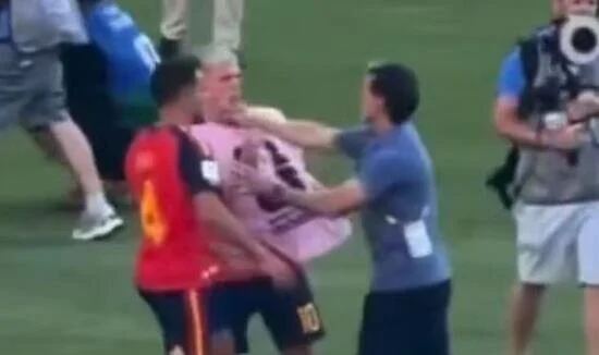 Roberto Ayala ile Dani Olmo arasında yaşanan kısa süreli gerginlik