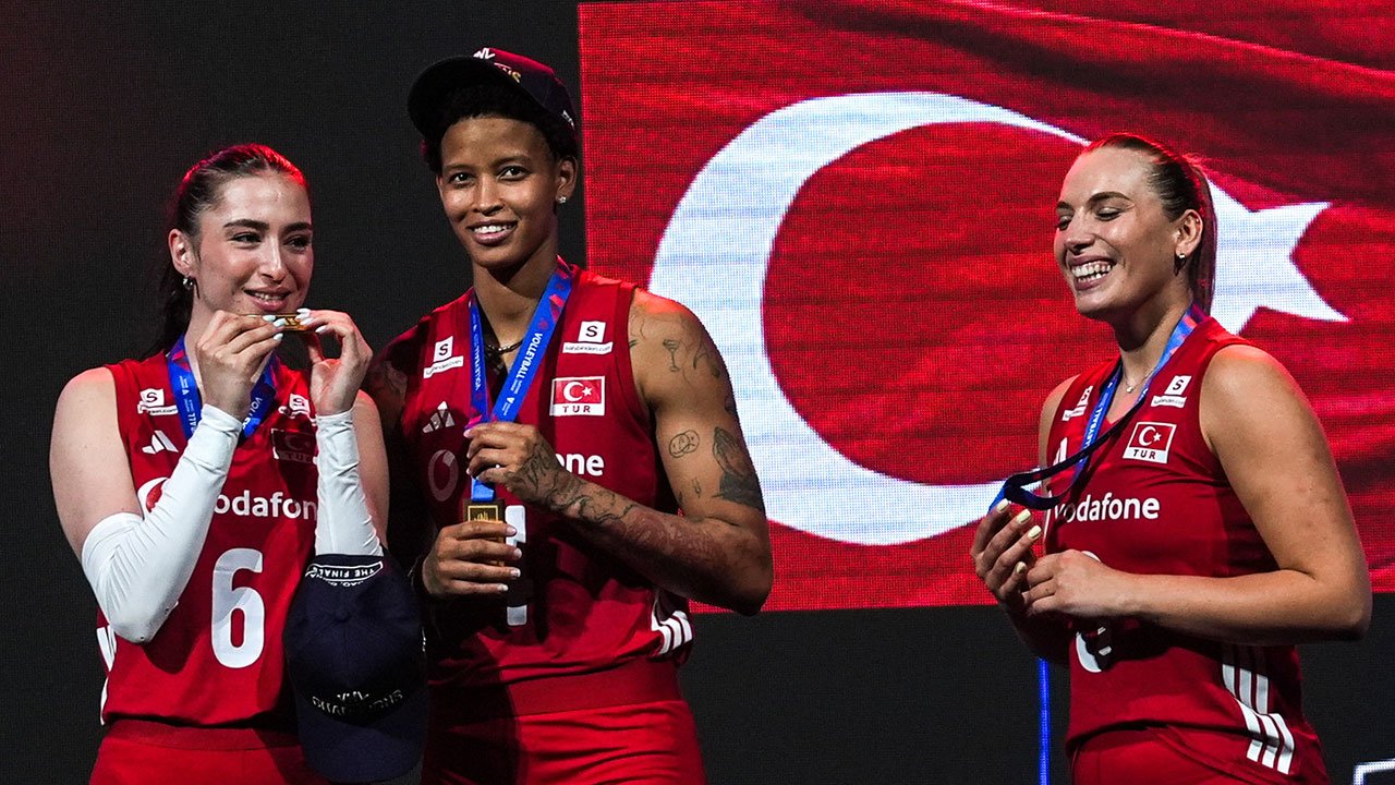 Filenin Sultanları ders veriyor: Milyonlar futbola, kupalar voleybola