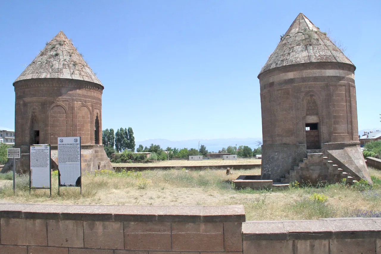 Ahlat kümbetlerine devlet  erkânı ve yakınları defnedilir.  Erzen Hatun Kümbeti, Hasan  Padişah Kümbeti, Emîr Bayındır  Kümbeti, Hüseyin Timur- Esen  Tekin Kümbeti, Buğatay Aka-  Şirin Hatun Kümbeti gibi...