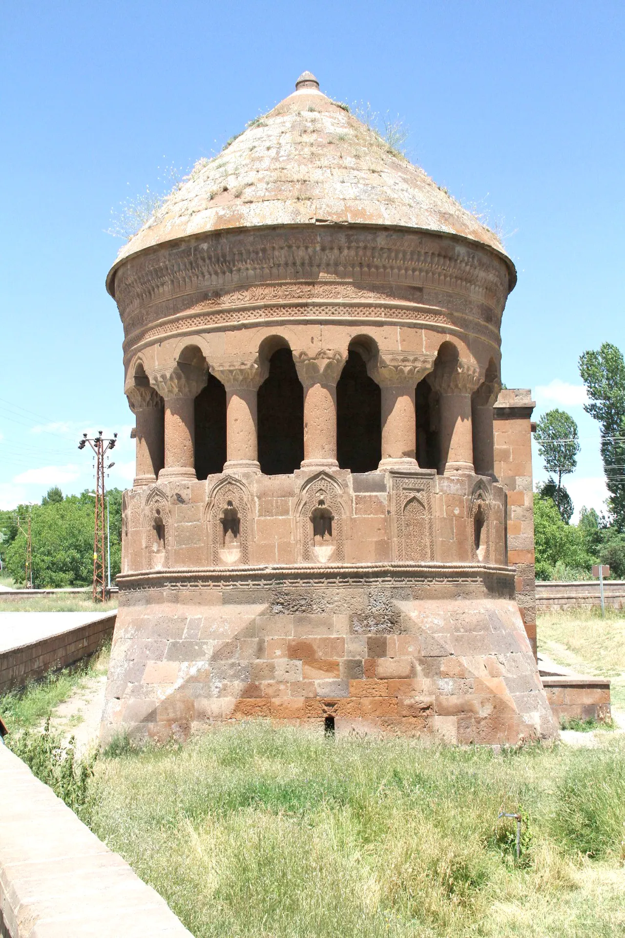 İlim, edep, tıp, astronomi, mimari ve ince sanat: Ahlat