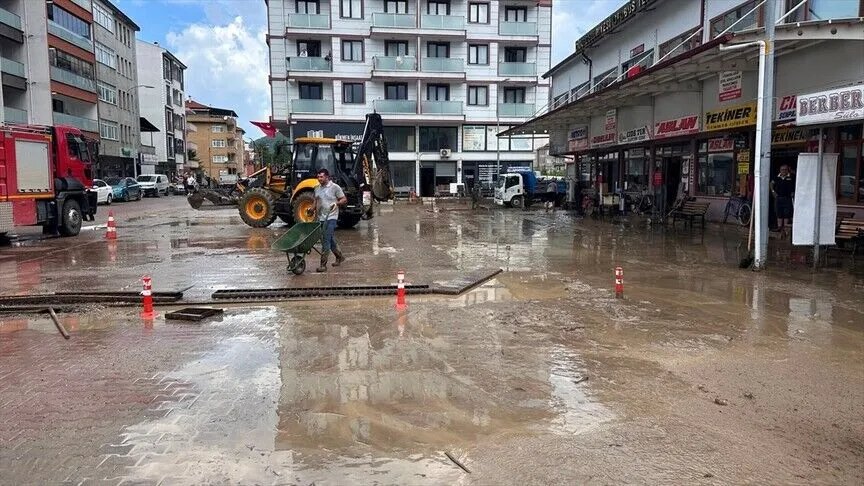 Kastamonulular yaz ortasında sağanak kabusu yaşadı: Vatandaşlar tahliye edildi, yollar kapandı...