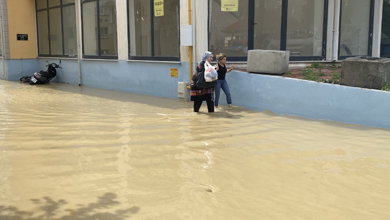 Kastamonulular yaz ortasında sağanak kabusu yaşadı: Vatandaşlar tahliye edildi, yollar kapandı...