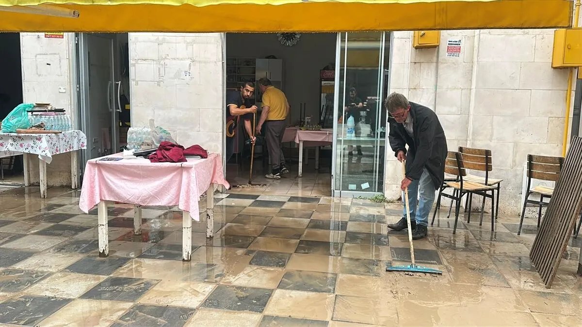 Kastamonulular yaz ortasında sağanak kabusu yaşadı: Vatandaşlar tahliye edildi, yollar kapandı...