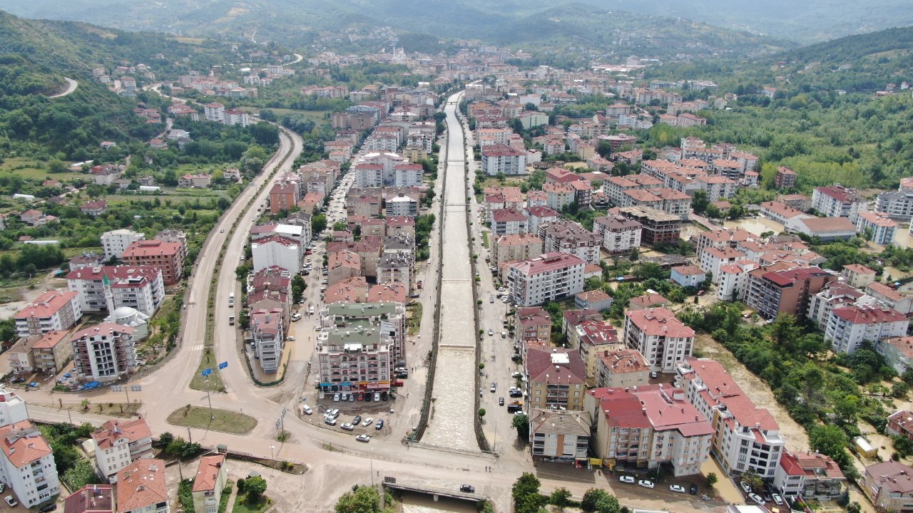 Kastamonulular yaz ortasında sağanak kabusu yaşadı: Vatandaşlar tahliye edildi, yollar kapandı...