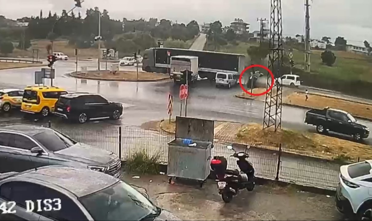 Kırmızı ışıkta dehşet! Tırın otomobili sürükleyip takla attırdığı kaza kamerada