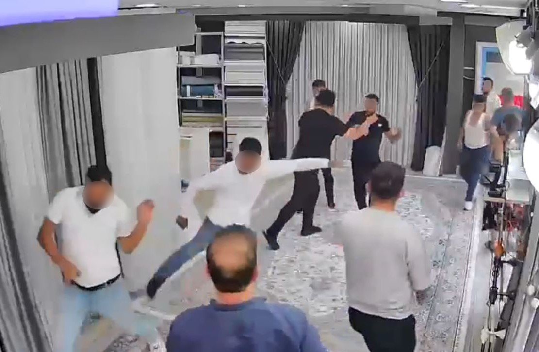 Müşteri beklerken hayatının şokunu yaşadı! Sokaktaki kavga perdeciye taştı… Sopalı, bıçaklı 7 kişi birden dükkana daldı