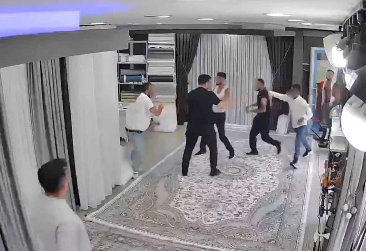 Müşteri beklerken hayatının şokunu yaşadı! Sokaktaki kavga perdeciye taştı… Sopalı, bıçaklı 7 kişi birden dükkana daldı