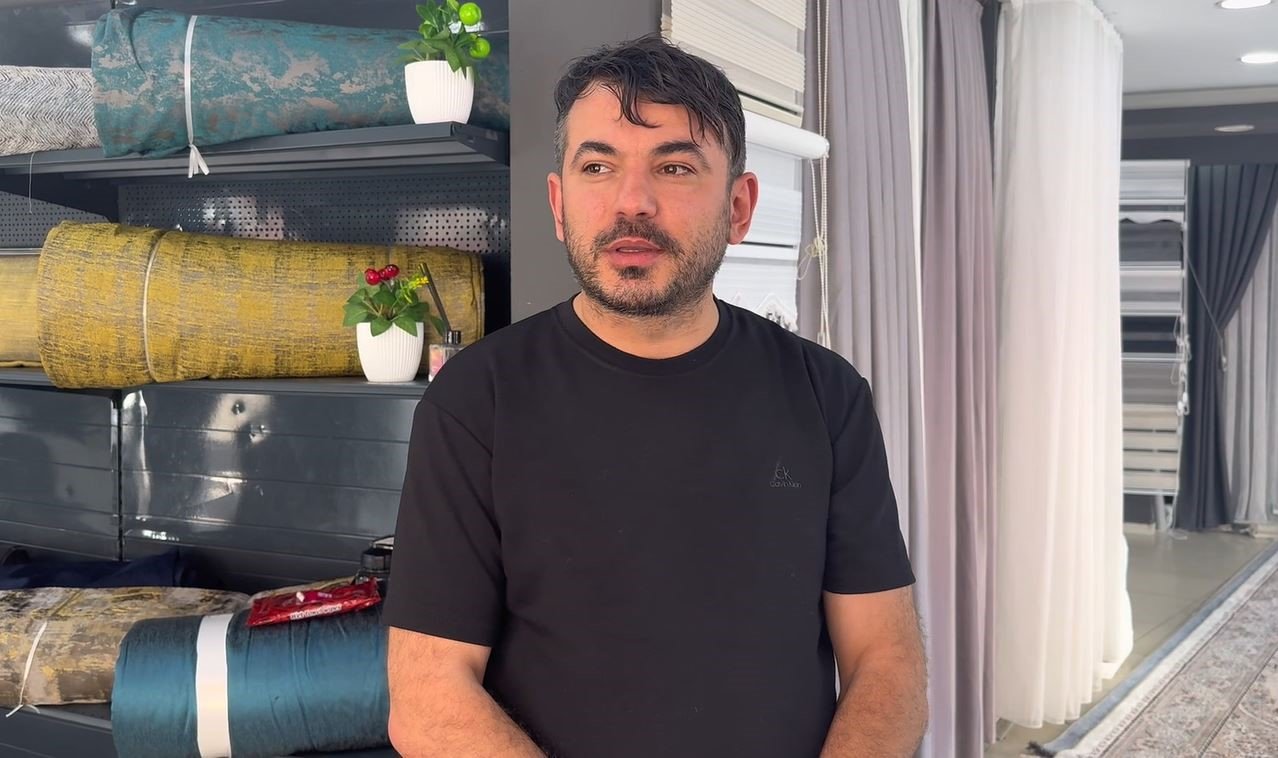 Müşteri beklerken hayatının şokunu yaşadı! Sokaktaki kavga perdeciye taştı… Sopalı, bıçaklı 7 kişi birden dükkana daldı