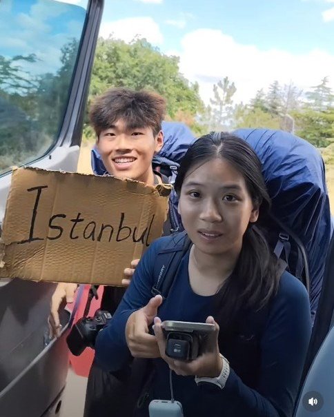 Sosyal medya bu videoyu konuşuyor: Otostop çeken Çinli gezginleri evinde ağırladı! Halay bile çektiler