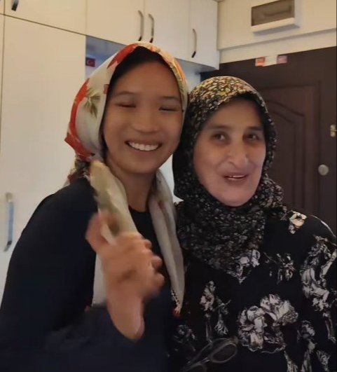 Sosyal medya bu videoyu konuşuyor: Otostop çeken Çinli gezginleri evinde ağırladı! Halay bile çektiler