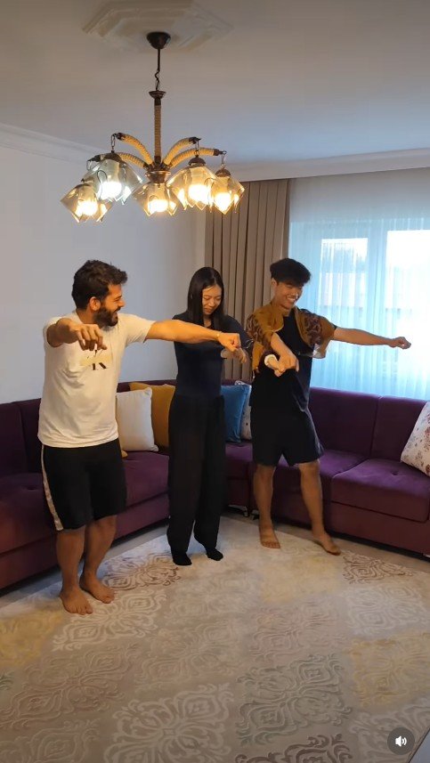 Sosyal medya bu videoyu konuşuyor: Otostop çeken Çinli gezginleri evinde ağırladı! Halay bile çektiler