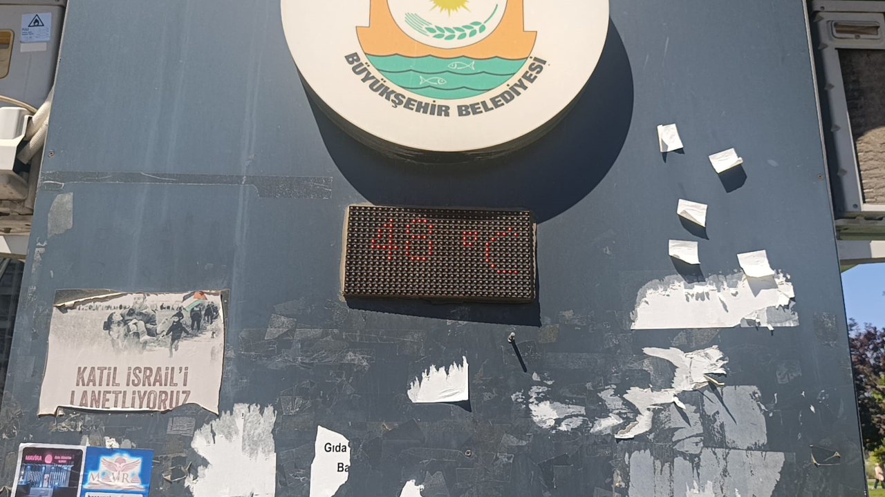 Termometreler 48 derece! Sıcaklık yükseldikçe yükseldi: Şanlıurfa’da vatandaş kendini parklara attı