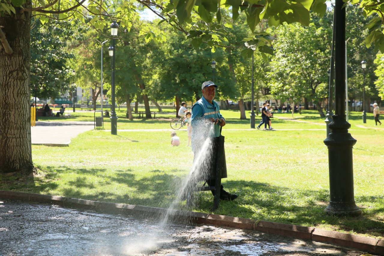 Termometreler 48 derece! Sıcaklık yükseldikçe yükseldi: Şanlıurfa’da vatandaş kendini parklara attı