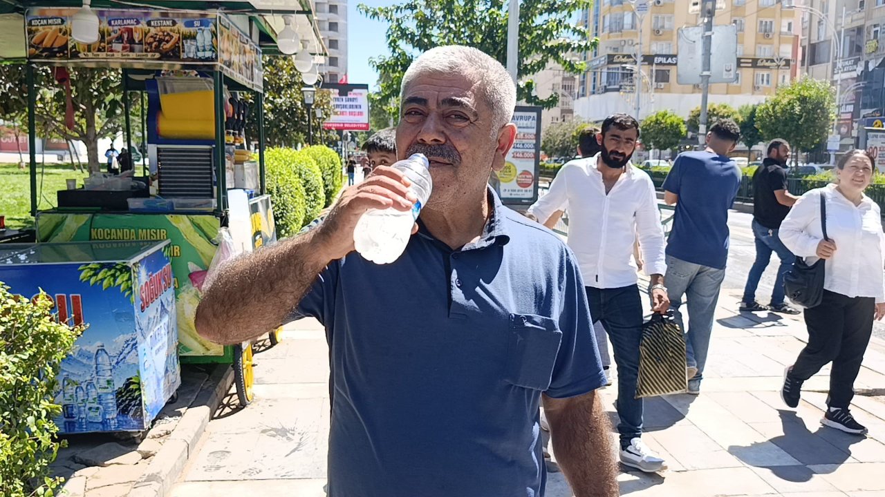 Termometreler 48 derece! Sıcaklık yükseldikçe yükseldi: Şanlıurfa’da vatandaş kendini parklara attı