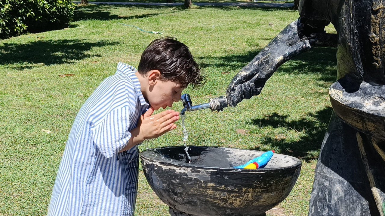 Termometreler 48 derece! Sıcaklık yükseldikçe yükseldi: Şanlıurfa’da vatandaş kendini parklara attı