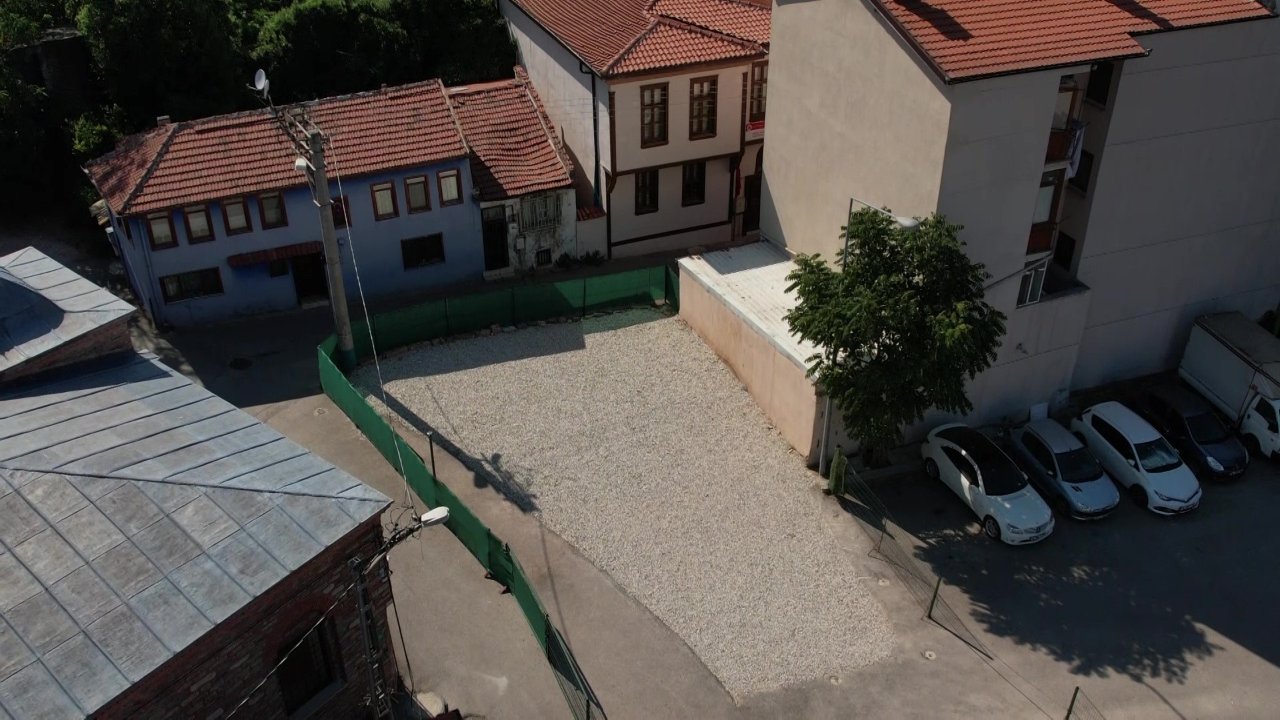 Üzeri taşlarla örtülmüş! Üstü otopark altı mezar! Tarihi gerçek ihbar sonrası ortaya çıktı