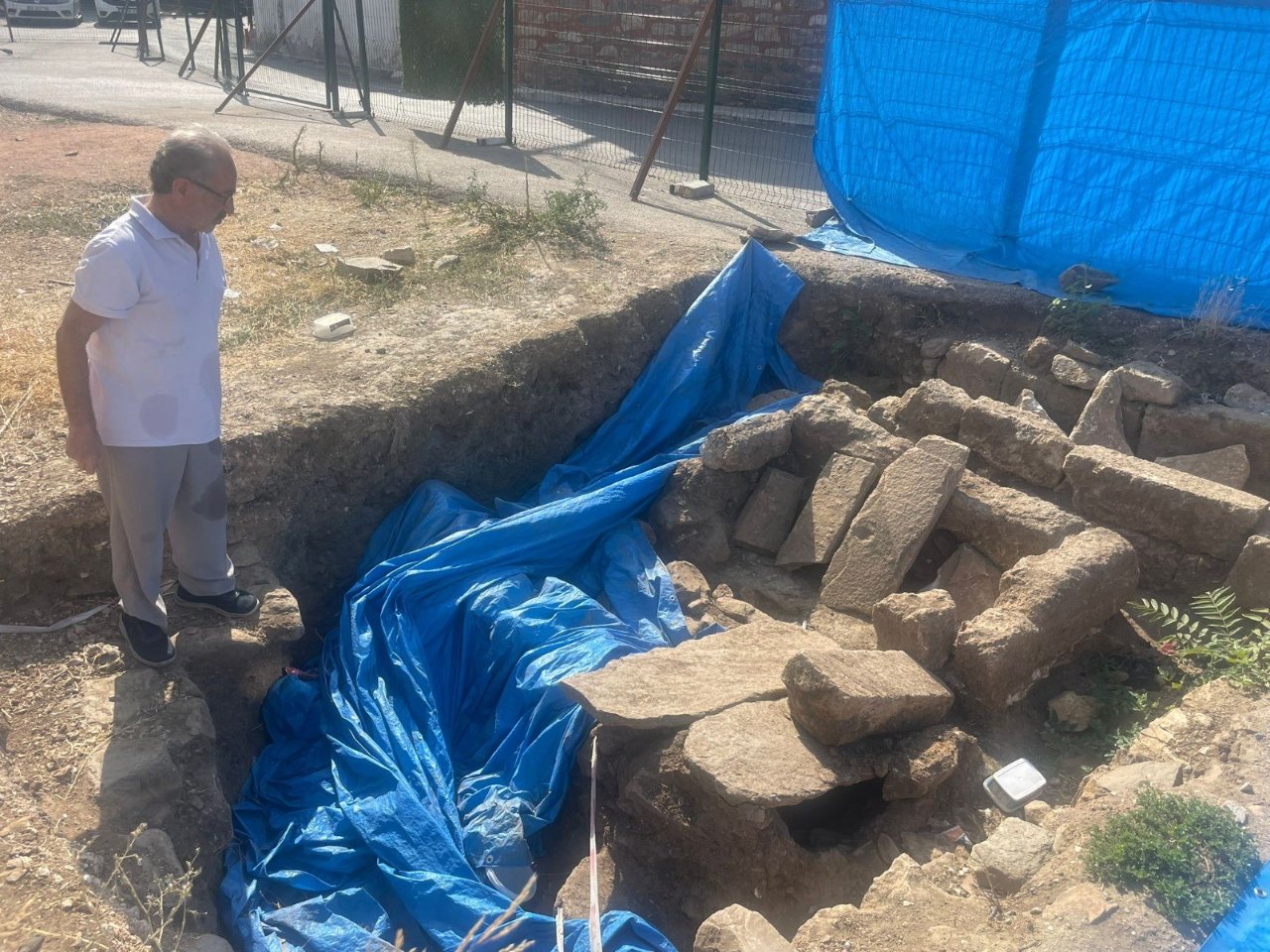 Üzeri taşlarla örtülmüş! Üstü otopark altı mezar! Tarihi gerçek ihbar sonrası ortaya çıktı