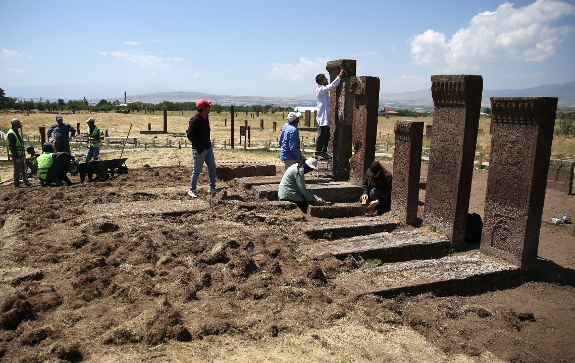 Anadolu'nun tapusu: Ahlat’ta 16 mezar gün yüzüne çıkarıldı