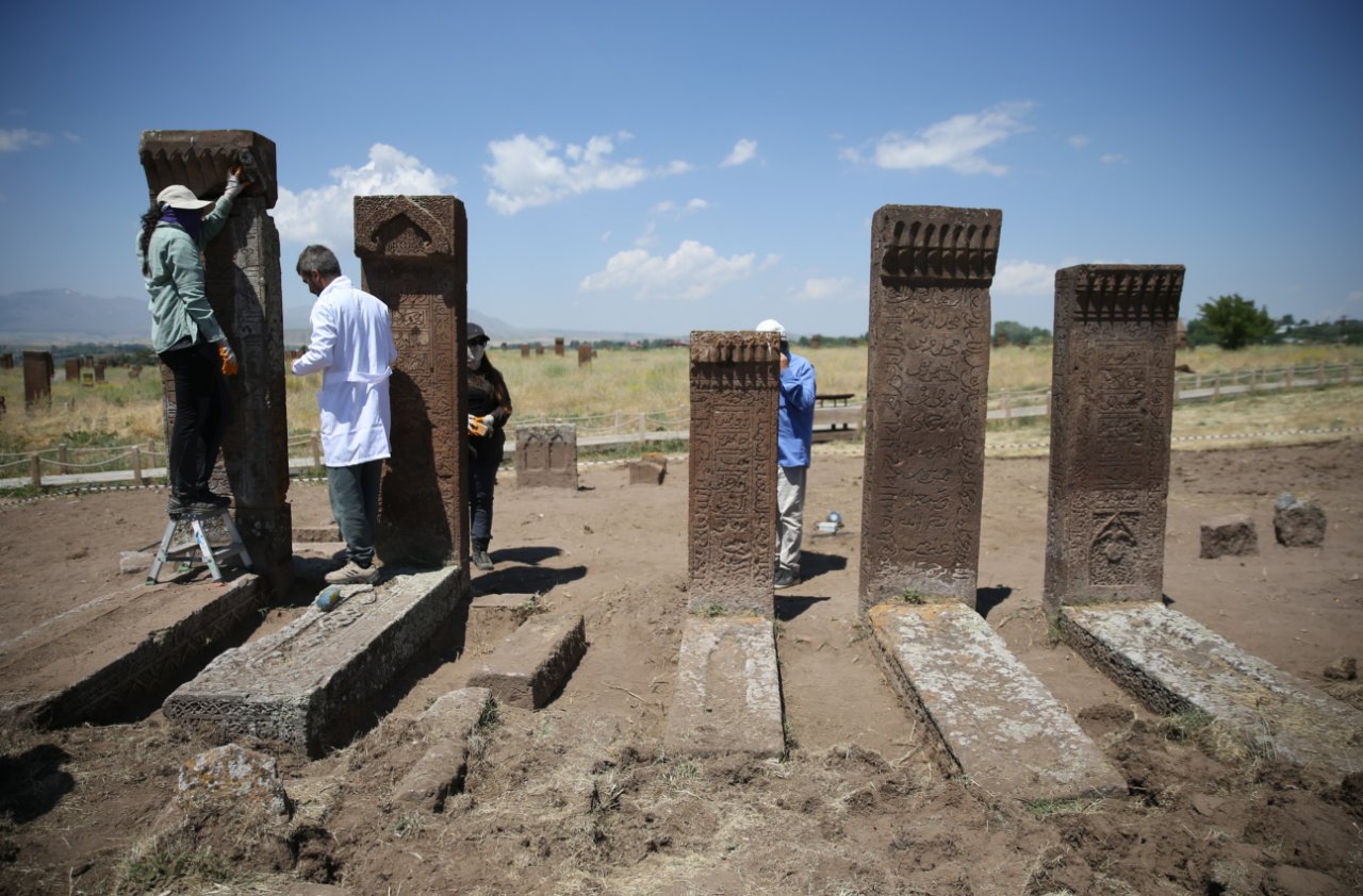 Anadolunun tapusu: Ahlat’ta 16 mezar gün yüzüne çıkarıldı