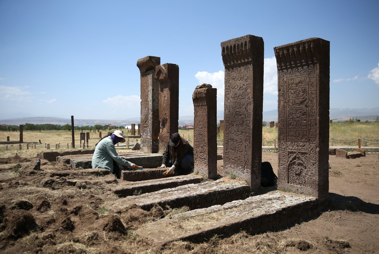 Anadolunun tapusu: Ahlat’ta 16 mezar gün yüzüne çıkarıldı