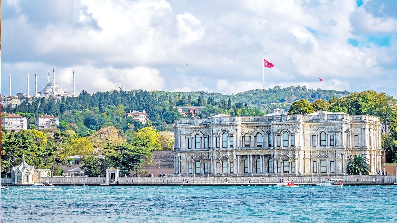 Sultan Abdülhamid, Beylerbeyi Sarayı’nın 8 numaralı odasında hayata gözlerini kapadı. Padişah, son günlerini Kur’ân-ı kerim okuyarak ve tesbihat yaparak geçiriyordu.