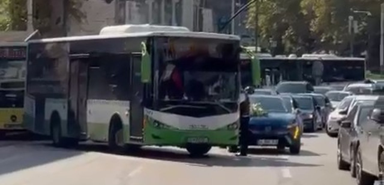 Bursa'da ilginç anlar! Düğün konvoyunun önünü bu kez belediye otobüsü kesti