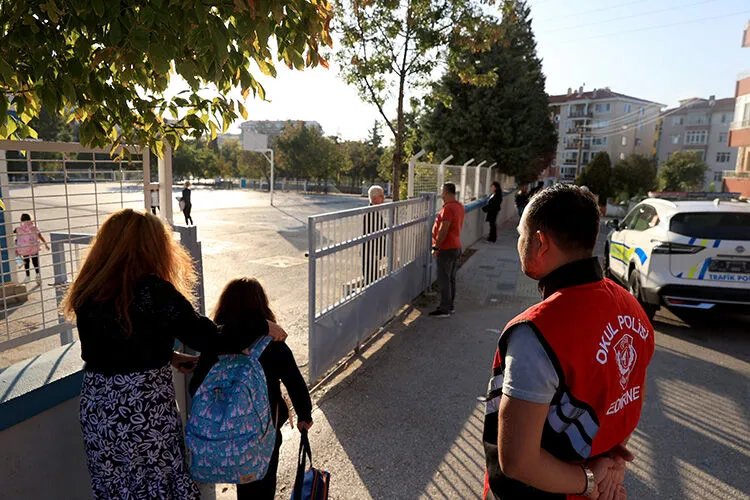 Çanta araması, veli görüşmeleri, kayıt, devamsızlık... Okul yönetmeliğinde kapsamlı değişiklik
