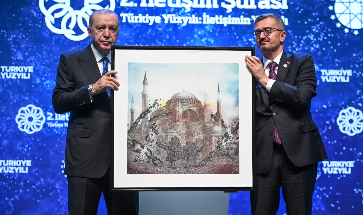 Cumhurbaşkanı Erdoğan'a Ayasofya tablosu hediye edildi! İletişim Başkanı Duran takdim etti