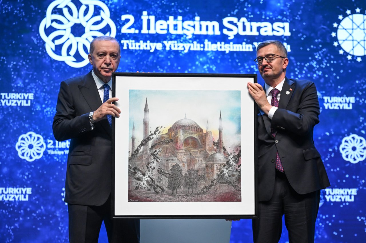 Cumhurbaşkanı Erdoğana Ayasofya tablosu hediye edildi! İletişim Başkanı Duran takdim etti
