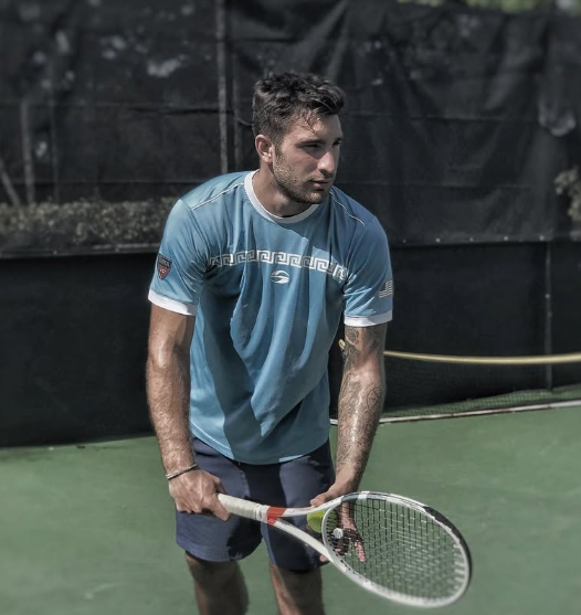 Eski tenis yıldızı spor mağazasında sinir krizi geçirdi! Raketleri parçaladı, camları yumrukladı