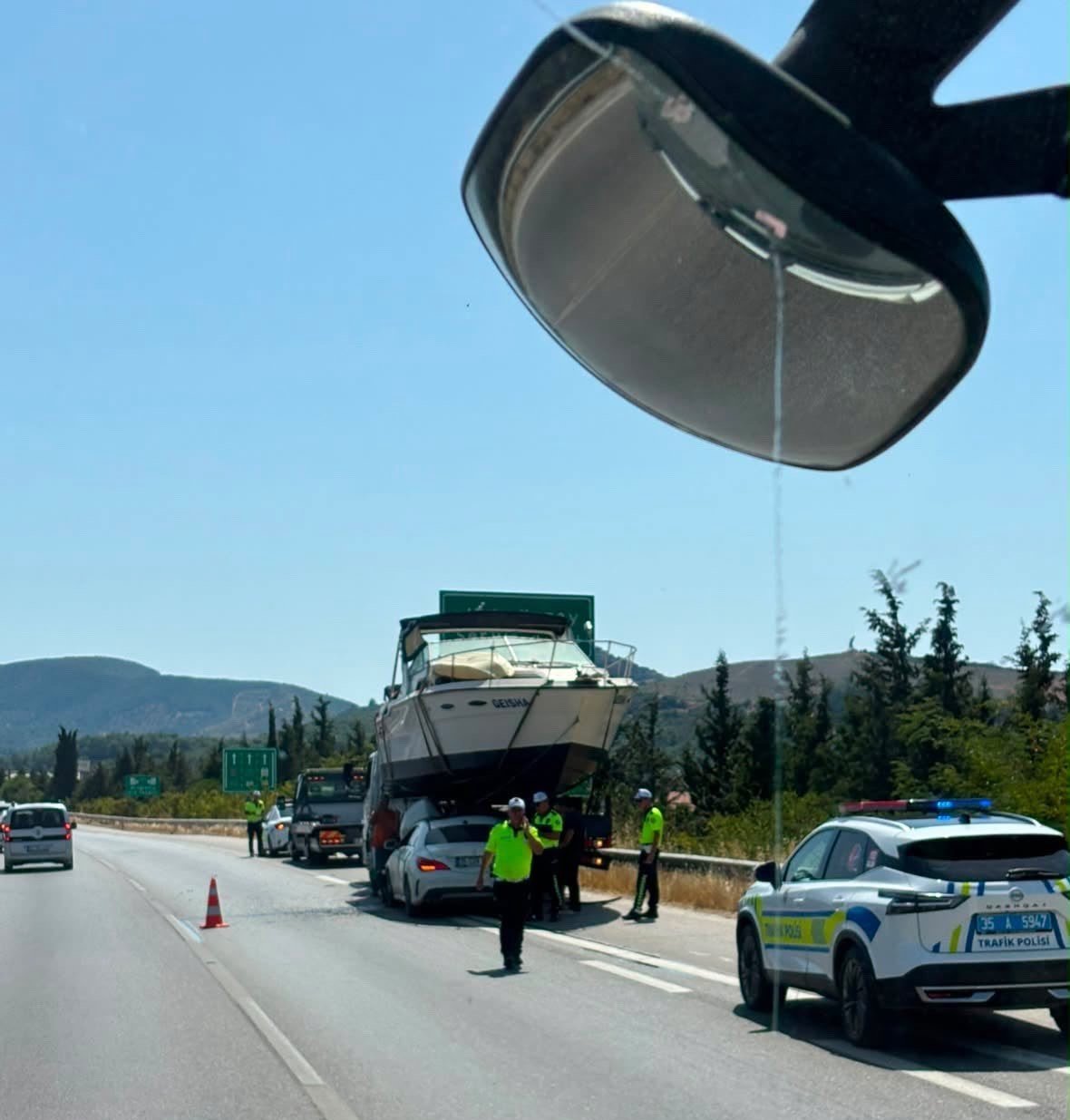 Görülmemiş kaza! Otomobil tekneyle çarpıştı