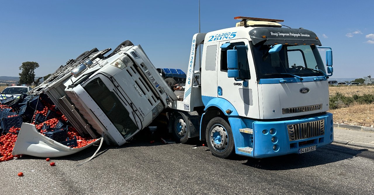 İzmir-Uşak karayolu trafiğe kapandı! Domates yüklü kamyon çekiciden düştü