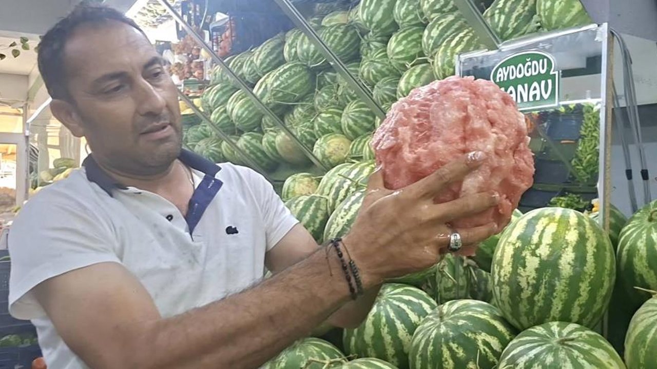 Kocaman karpuzu eliyle soydu! Sosyal medya bu manavı konuşuyor